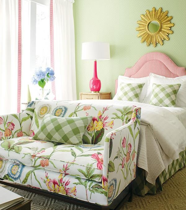 tyypilliset kevään makuuhuoneen sohvan kukka -elementit
