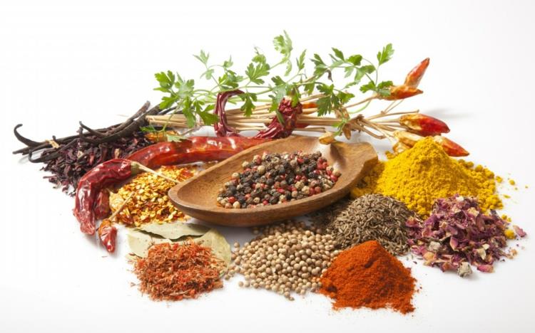 ostaa tyypillisiä intialaisia ​​mausteita ruoanlaittoon