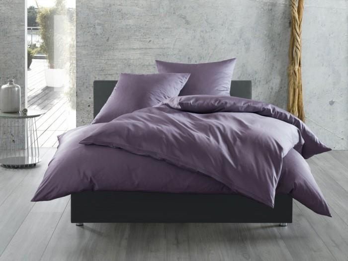 ultra violetti vuodevaatteet betoniseinät makuuhuone