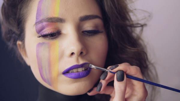 ultra violetti huuli muodostaa pantonin värin