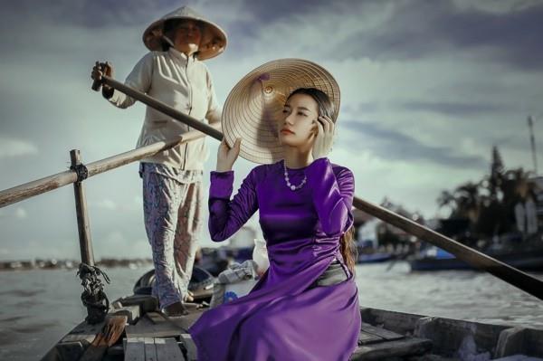 ultravioletti pantone väri aasialainen nainen pitkä mekko