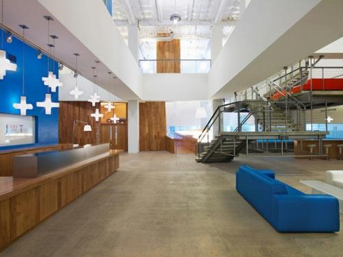erittäin moderni viileä toimistomalli sohva sininen betonilattia