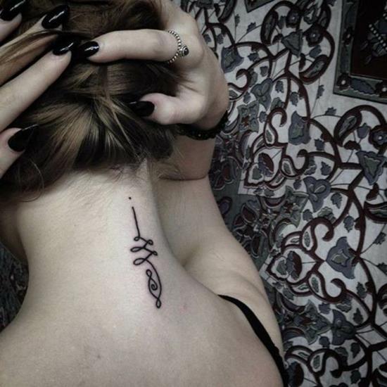 unalome tatuointi naisten kaulan tatuointi
