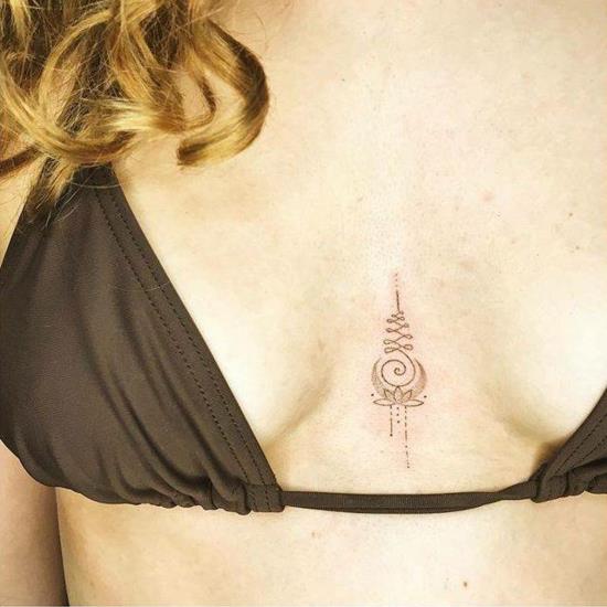 unalome tatuointi ylävartalon naisille