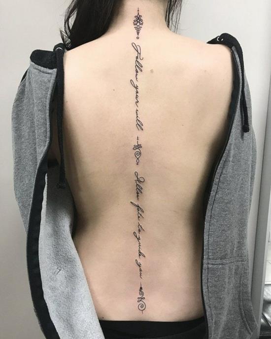 epätavallinen tatuointi selkärangan takana