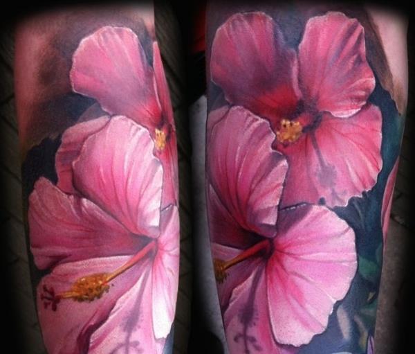 kyynärvarren tatuointiideoita vaaleanpunaisia ​​kukkia