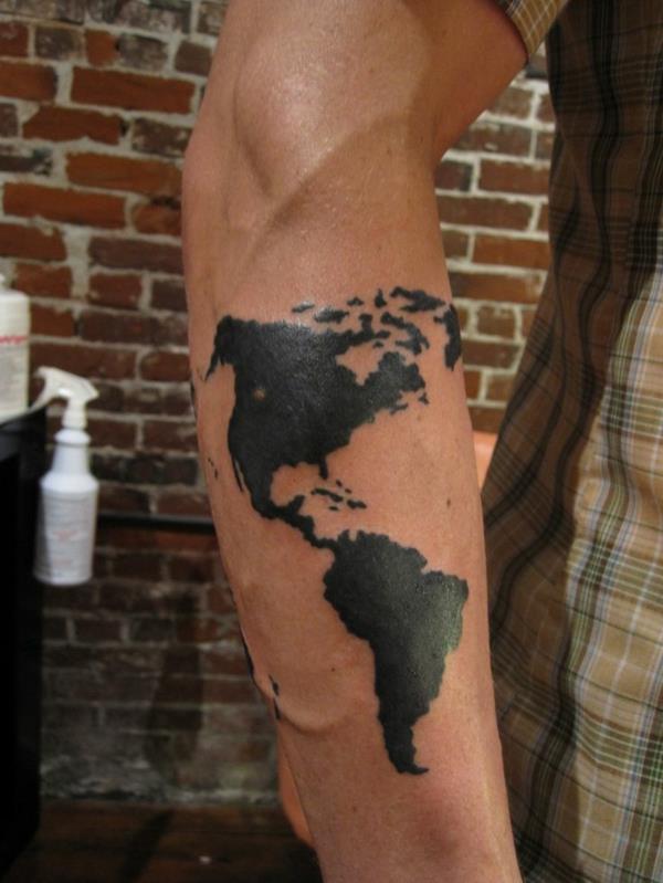 kyynärvarren tatuointi mies ideoita kartta maailmankaikkeus