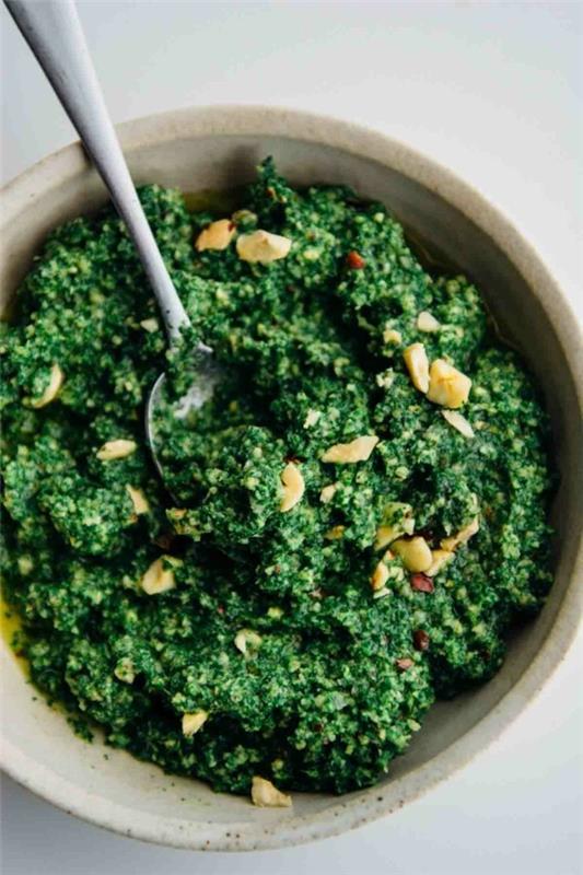 rikkakasvien terveellinen vegaaninen pesto nokkosen kanssa