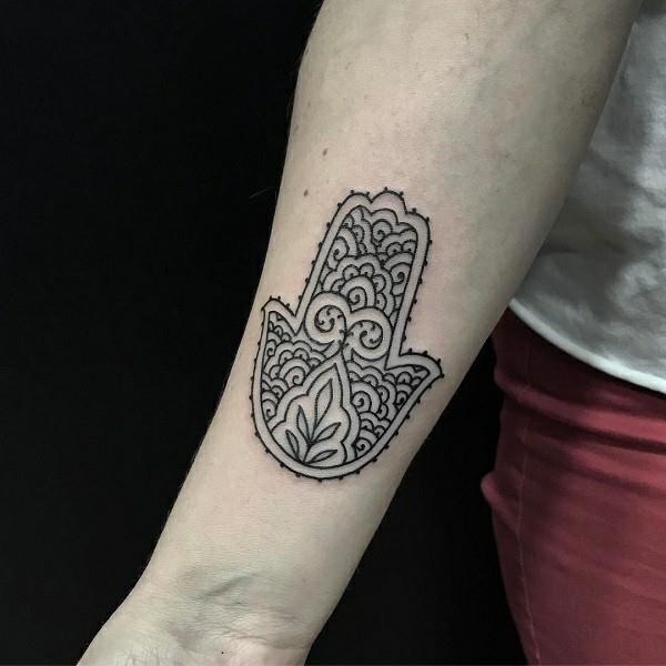 kyynärvarren hamsa tatuointi finigree