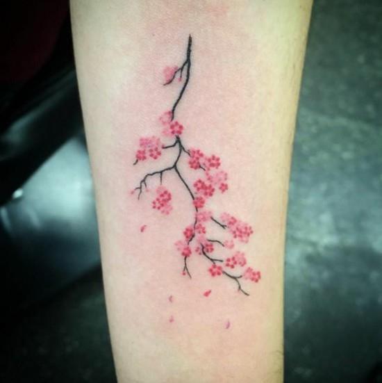 kyynärvarren kirsikankukka tatuointi naisille