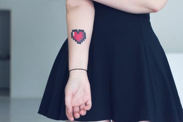 kyynärvarren tatuointimotiivit sydän punainen pikseli