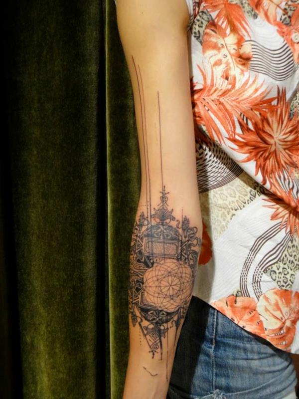 kyynärvarren tatuointimallit abstrakti