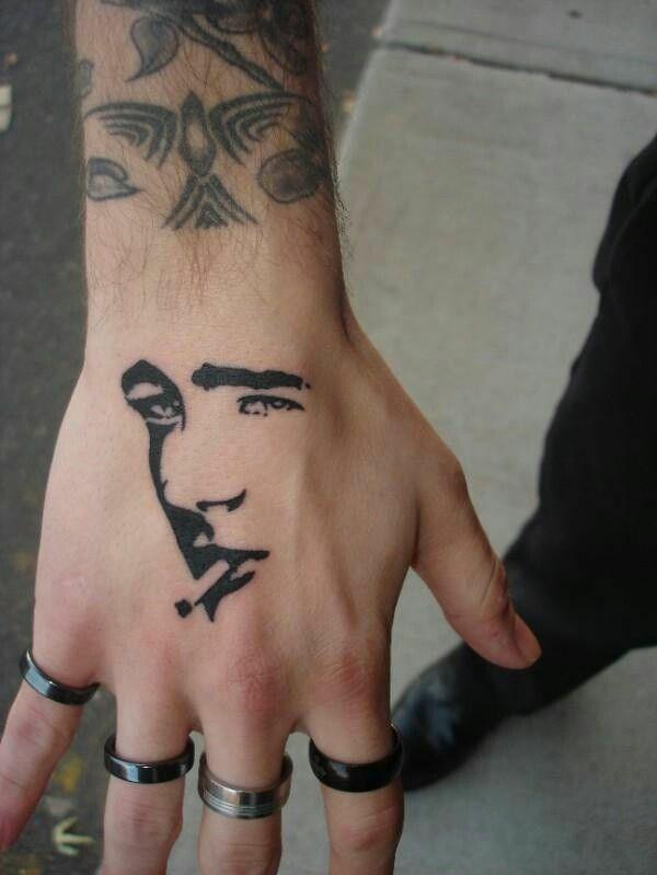 kyynärvarren tatuointimallit kasvojen sormi