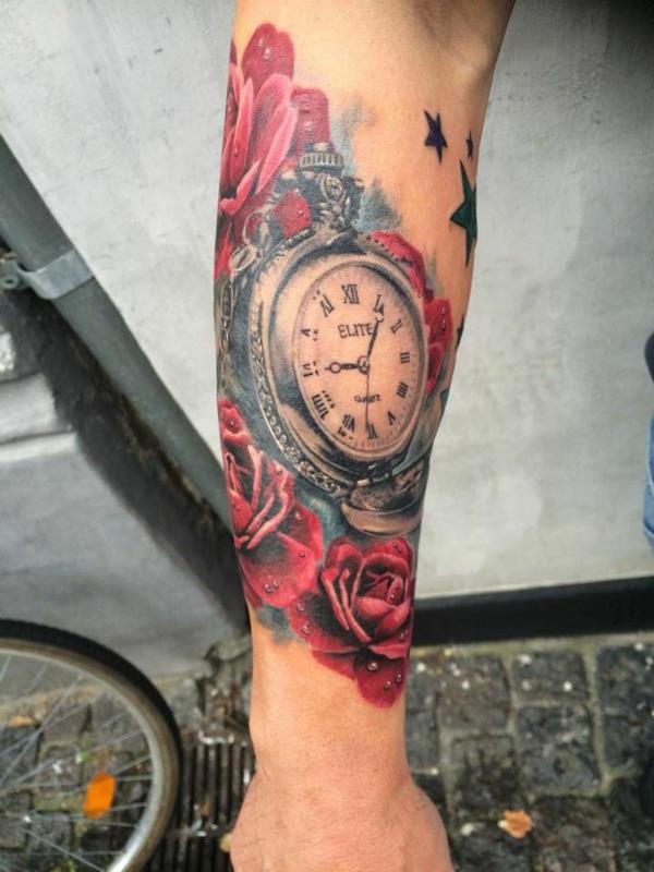 kyynärvarren tatuointimallit kello punainen