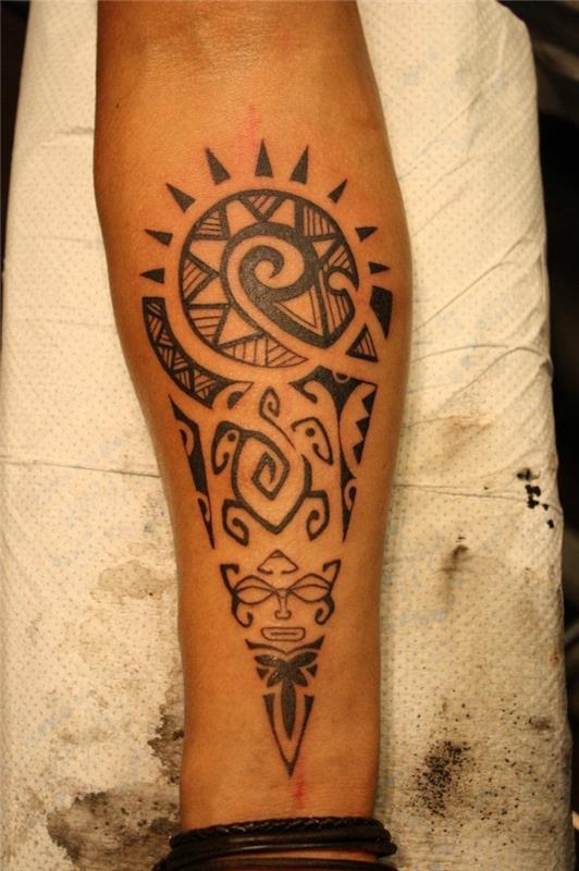 kyynärvarren tatuointi aurinkokilpikonna