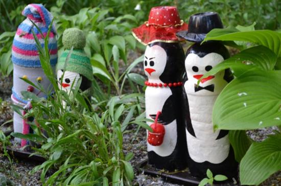 kierrätä puutarhakoriste itse, tee pingviinien lemmikkipulloja