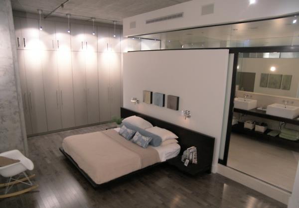 ullakkokalusteiden tyyli makuuhuoneen seinän valkoinen sänky
