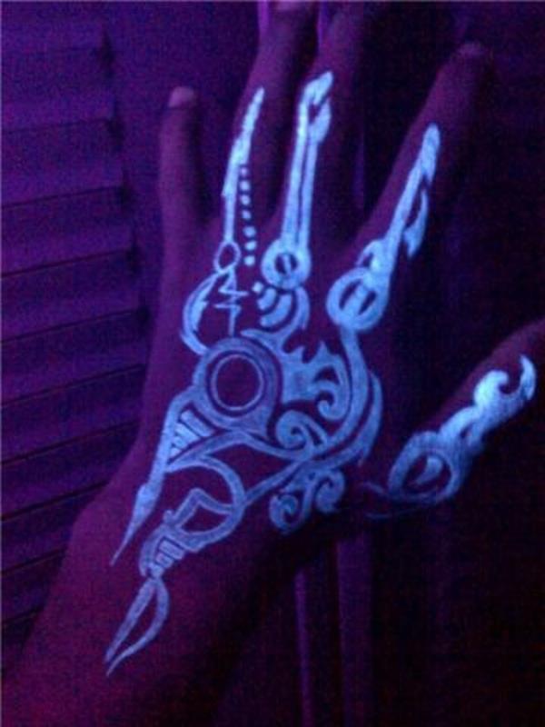 tatuoinnit musta valo tatuointi luuranko käsi
