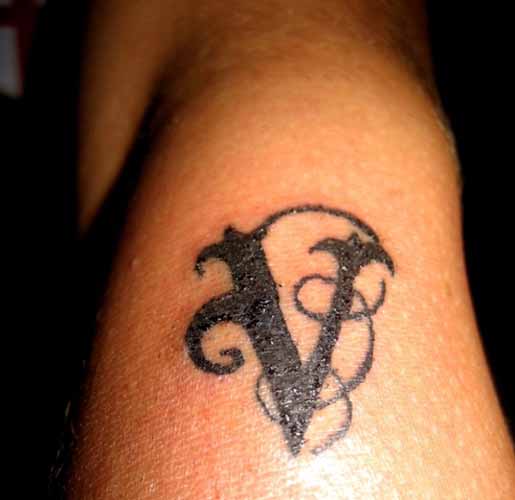 Kurzív V és B betűs páros tetoválás