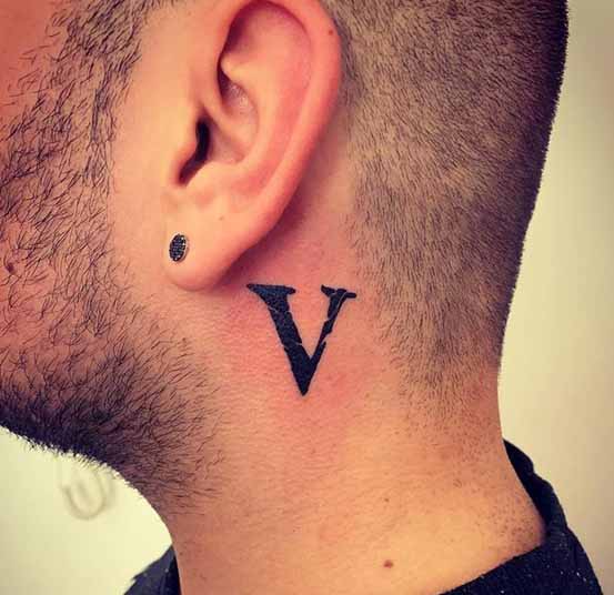 Titkos V betűs tetoválás a fül mögött
