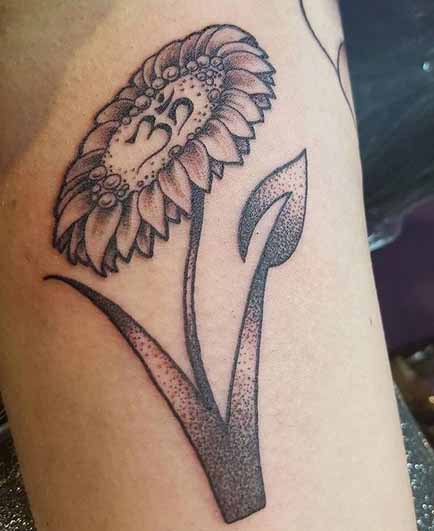 Virágos V betűs tetoválás tervezés