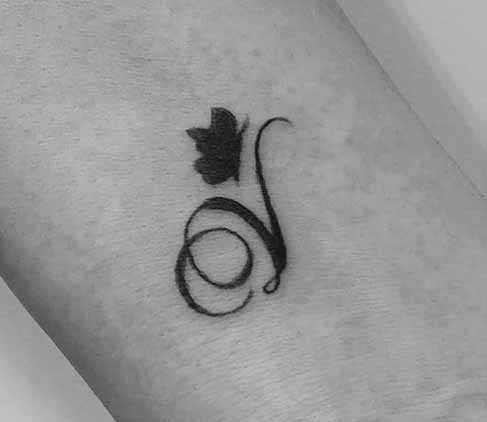 Szép V betűs tetoválás pillangóval