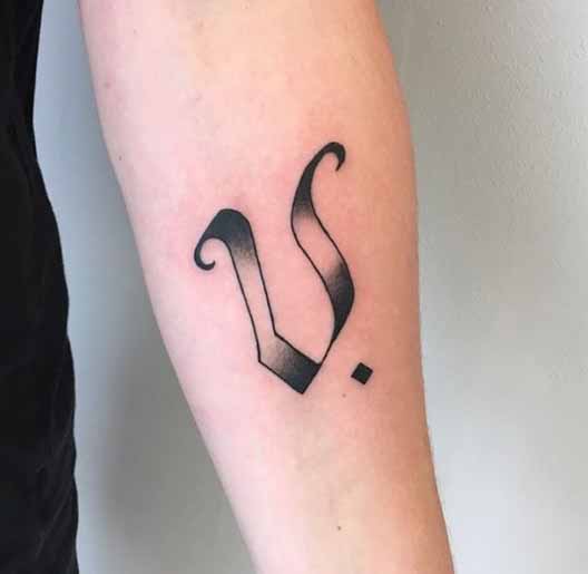 Egyszerű V Design Tattoo