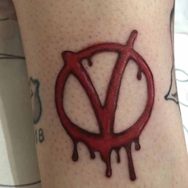 Szenvedélyes tetoválás V betűhöz