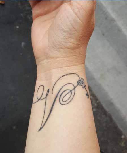 Elegáns V betűs tetoválás