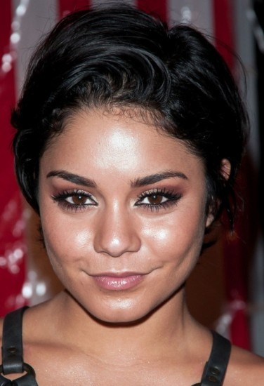 vanessa hudgens side fejet kort frisure