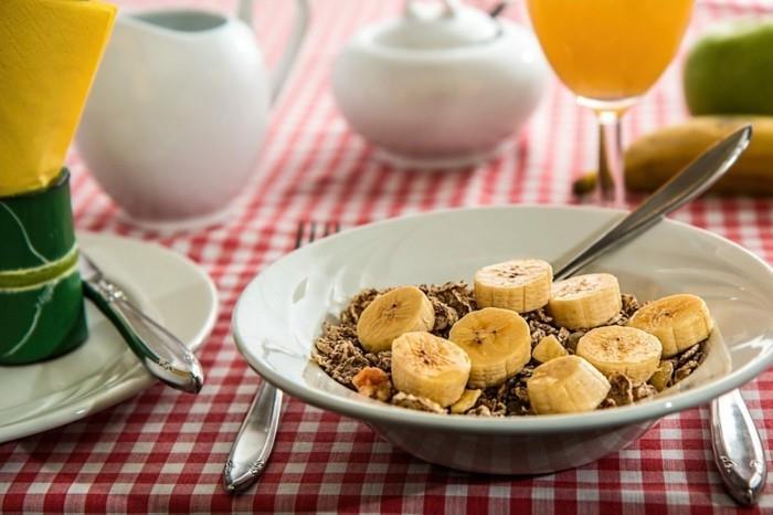 vegaani laihtua aamiainen terve banaanit kaurapuuro