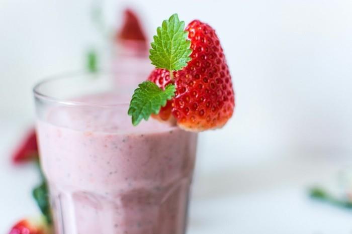 vegaani laihtua aamiainen terveet smoothiet mansikat manteli maito minttu
