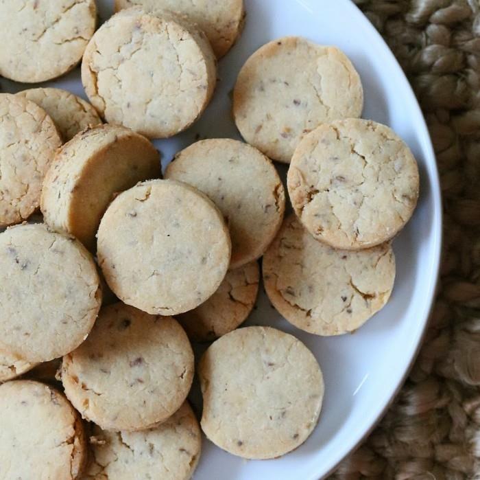 vegaani leipoo yksinkertaisia ​​keksejä pyöreillä kolikoilla