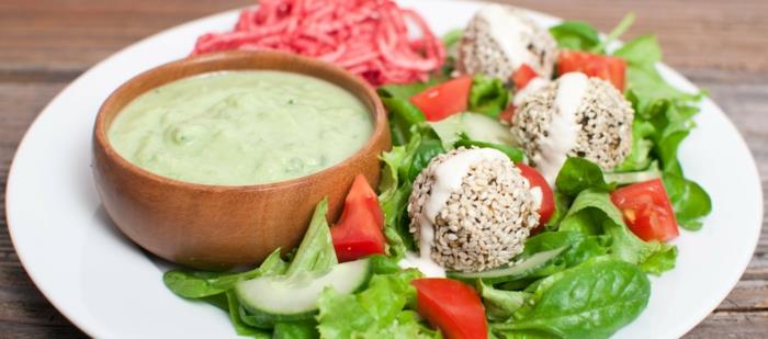 vegaaniset reseptit falafel -seesamisalaattitomaatit