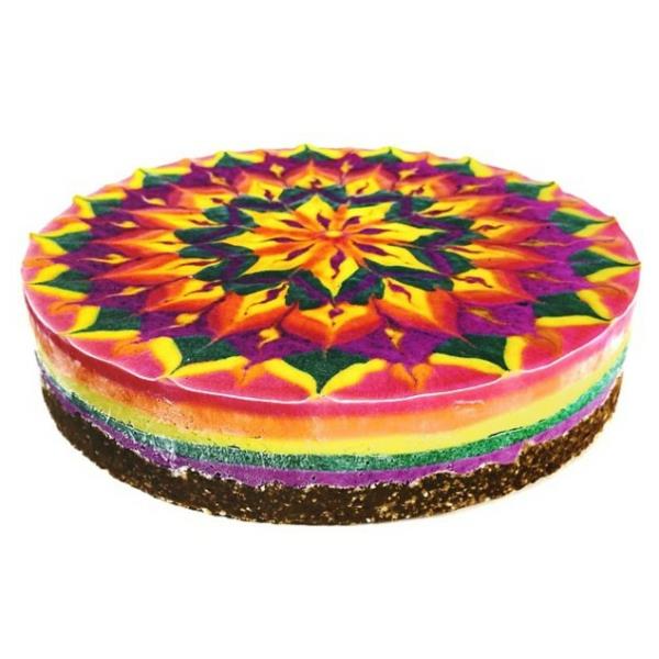 vegaaninen kakku mandala sateenkaaren väreissä