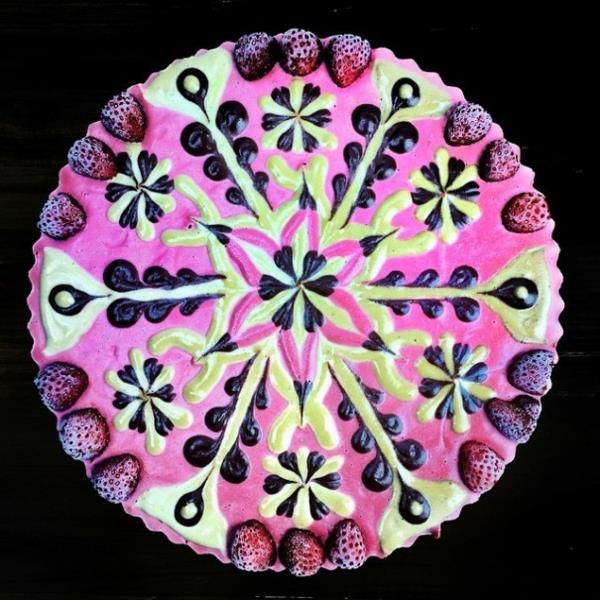 vegaaninen kakku mandala symmetria kukkii tuoreita mansikoita