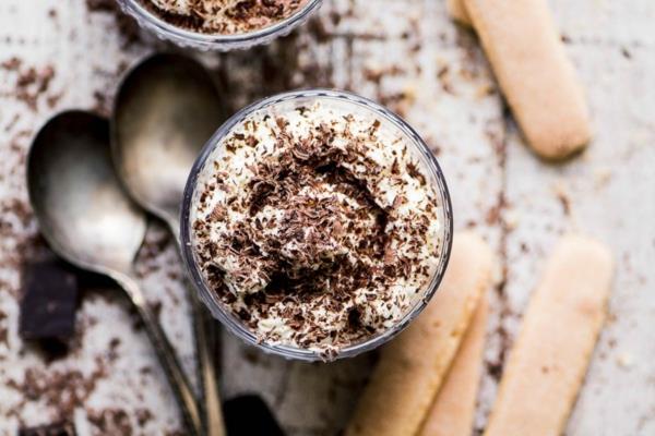 vegaaninen tiramisu ilman munaa ja ilman alkoholia kotitekoisilla lady -sormilla