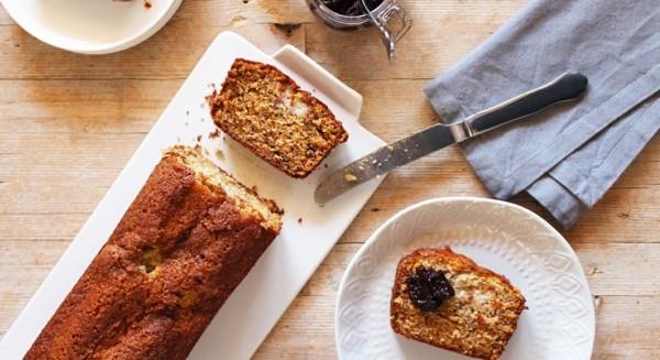 vegaaninen banaanileipä hillolla aamiaiseksi