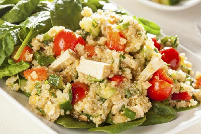 vegaaniruoka salaatti quinoa tofu