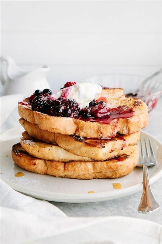 vegaaninen aamiainen leipäviipaleet karhunvatukkahilloa