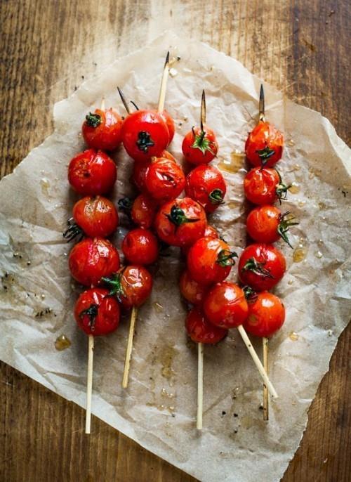 Kasvisruokareseptit Grillataan tomaatteja vartaalla