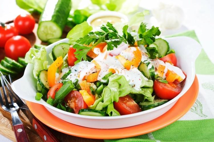 Kasvisruoka ja laihdutus terveellisellä syömisellä tuoretta salaattia