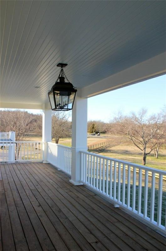veranta rakentaa amerikkalaisia ​​puutaloja, joissa on kuisti puuterassi