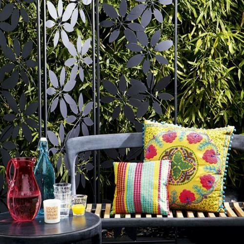 verannan sisustusideoita kevät tummat huonekalut värikkäitä tyynyjä