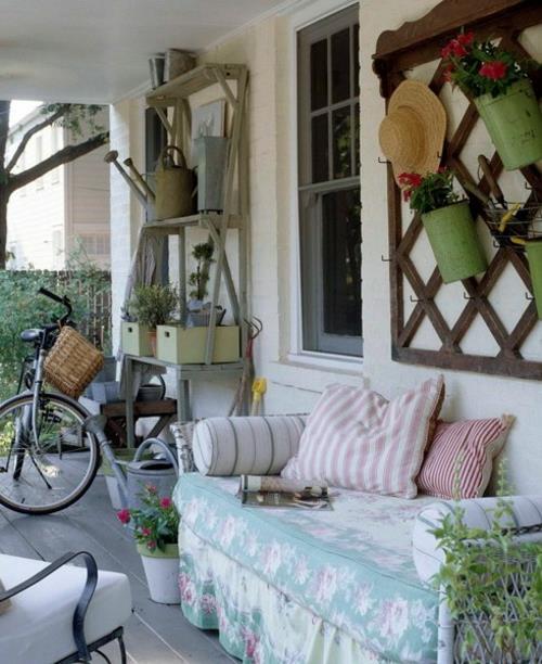 verannan sisustusideoita kevät aurinkoterassi mukava sohva