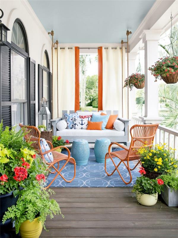 verannan värikäs tunnelma, jossa on mattoja ja paljon kukkia