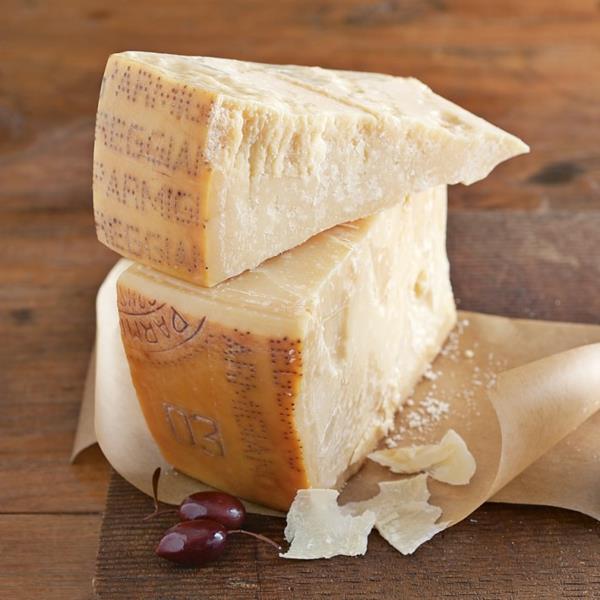 erityyppisiä kovaa juustoa Parmigiano-Reggiano