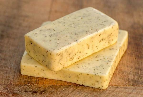 erilaiset juustot Havarti -viipaloitu juusto
