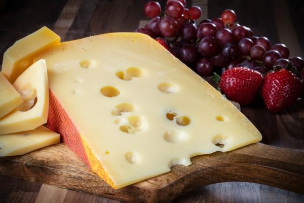 erilaisia ​​juustoja Viipaloitu juusto Jarlsberg