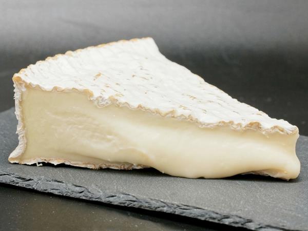 erilaiset pehmeät juustot kuorella Brie